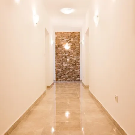 And Michaela Fažana